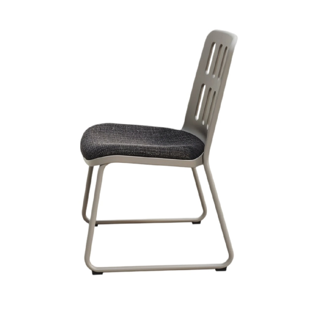 **Technische titel in het Nederlands: Ergonomische stoel met metalen frame en stoffen zitting**